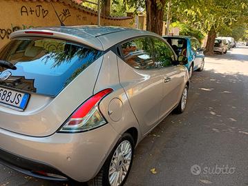 Ypsilon III 2011 1.2 8v Gold s