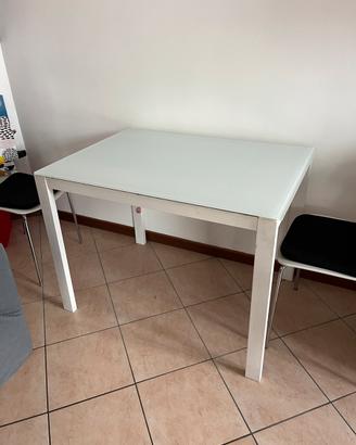 Tavolo con piano in vetro