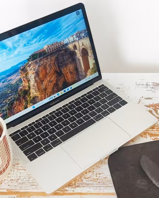 Apple Macbook Pro13 8 GB RAM 256GB SSD Windows 11