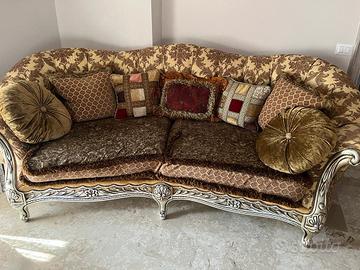 Divano completo di poltrona e cuscini