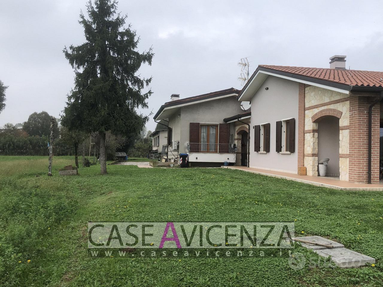 villa singola già suddividibile in due unità - Vista 2