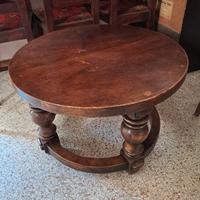 Tavolo basso in legno massello.