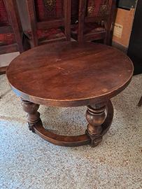 Tavolo basso in legno massello.