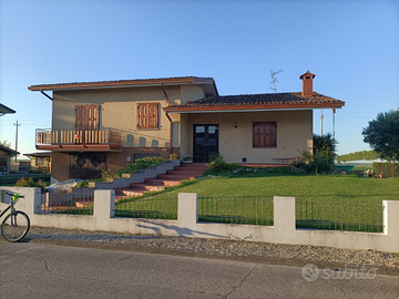 Villa con ampio giardino