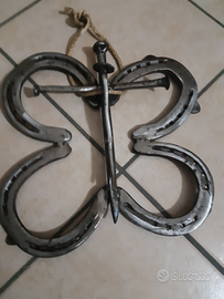 Croce con ferri di cavallo e chiodi