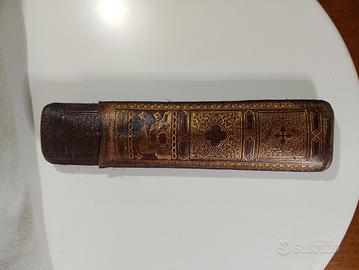 Astuccio  in cuoio sbalzo d' orato made in Italy 