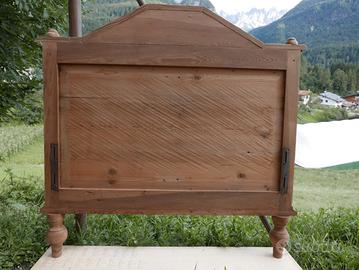 Letto vecchio in larice a una piazza