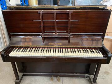 Pianoforte verticale a muro