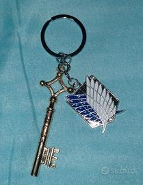 Portachiavi Attack On Titan con chiave e stemma.
