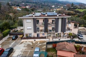 Appartamento con Giardino e Due Posti Auto