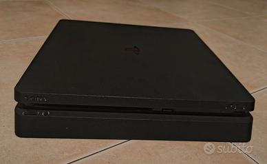 PS4 SLIM 1TB + JOYSTICK e 1 gioco PES 2017