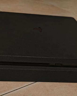 PS4 SLIM 1TB + JOYSTICK e 1 gioco PES 2017