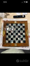 Scacchiera intagliata a mano leggere descrizione