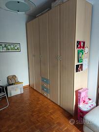 cameretta bambini e tavolo e sedie 