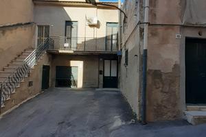 Casa indipendente su due piani