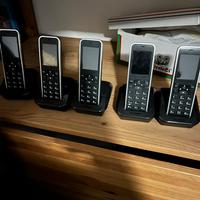 Cinque telefoni Tecdesk Model 5 con la Sim