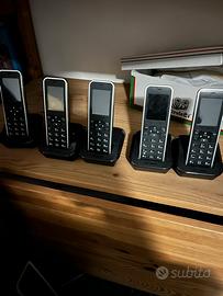 Cinque telefoni Tecdesk Model 5 con la Sim
