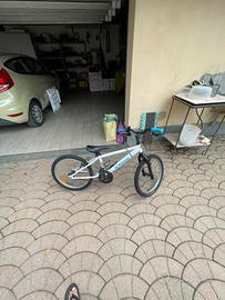 Bicicletta adatta per bambini da sei a nove anni