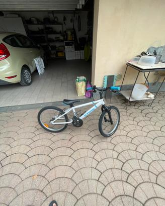 Bicicletta adatta per bambini da sei a nove anni