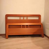 Letto una piazza e mezzo in legno con comodino