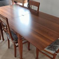 Tavolo allungabile in legno con sedie
