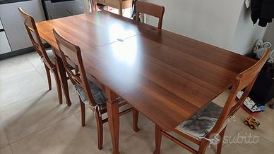 Tavolo allungabile in legno con sedie