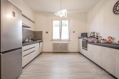 Casa indipendente con doppio giardino