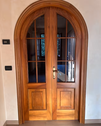 Porta in legno massiccio ad arco