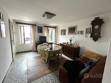 Casa colonica con grande terreno edificabile