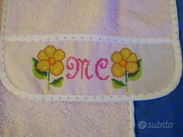 set bavaglino e asciugamano per bambina