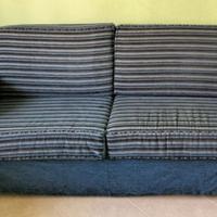 DIVANO DA 3 POSTI CON DUE CUSCINI