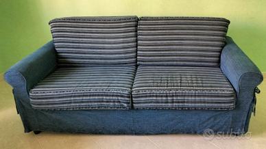 DIVANO DA 3 POSTI CON DUE CUSCINI