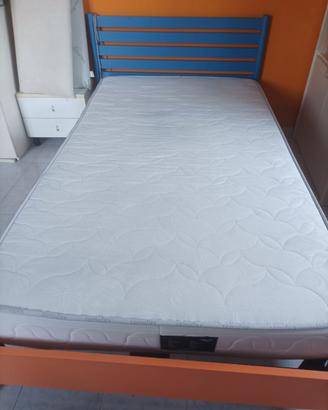 letto una piazza e mezza comodino  e materasso