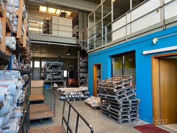 Magazzino tappeti, arredi attrezzature magazzino