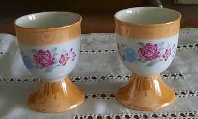 Coppia di portauovo in porcellana