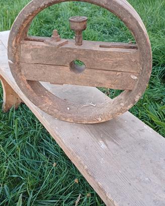 antica puleggia in legno 