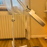 Lampada con lente d'ingrandimento