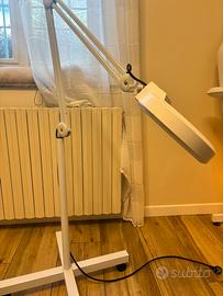 Lampada con lente d'ingrandimento