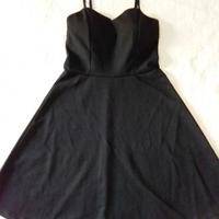 Abito nero elegante con spalline regolabili