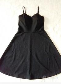 Abito nero elegante con spalline regolabili