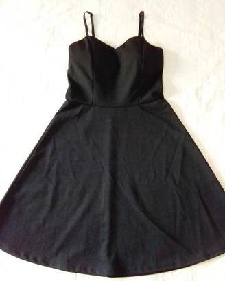 Abito nero elegante con spalline regolabili