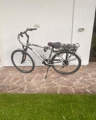 2 Bici elettrica :Atala ERun da 28 + Emotika donna