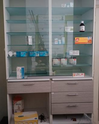 vetrinette illuminate con cassettiera 