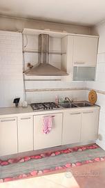 Cucina angolare 2,85x2,3x2,4h (misure in metri)