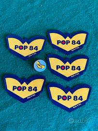 Set POP84 adesivi e spilla pin - Gadget Vintage