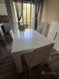 Tavolo bianco con sedie