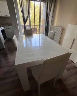Tavolo bianco con sedie