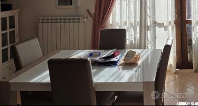 Tavolo cucina con sedie 