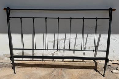 Struttura letto matrimoniale in ferro battuto.