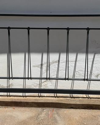 Struttura letto matrimoniale in ferro battuto.